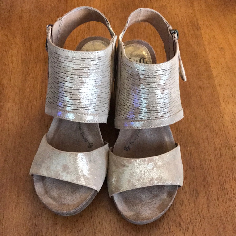 Distressed Gold Sofft sandals size 6